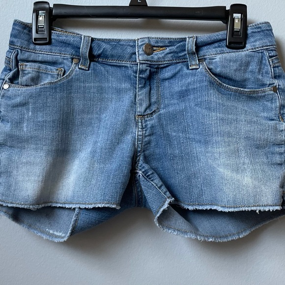 PAIGE Pants - Paige Denim Frayed Hem Light Wash Shirts. Size 28